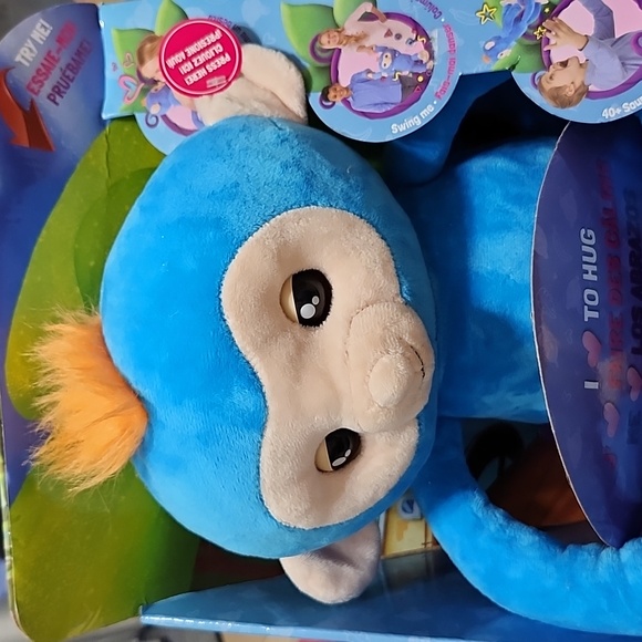 Fingerlings hugs boris - Picture 5 of 5